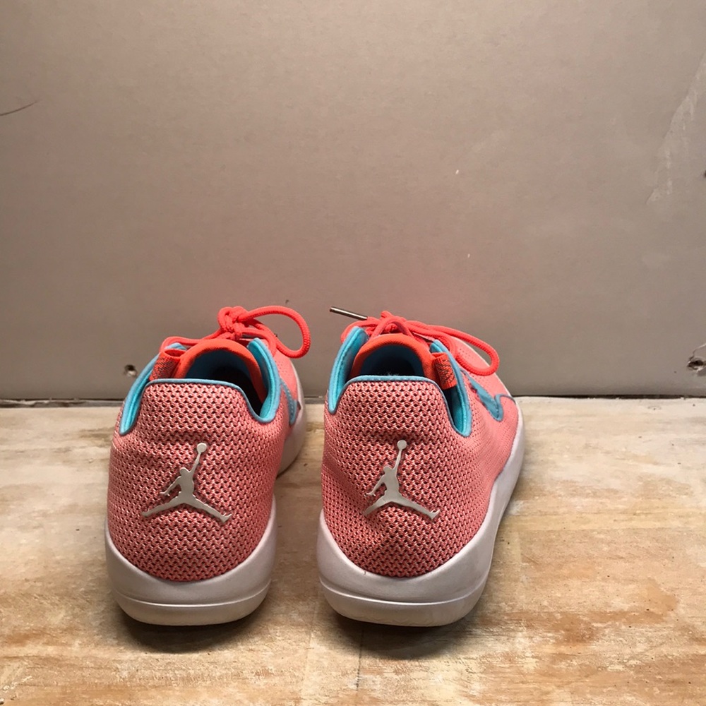 Tennis shoes